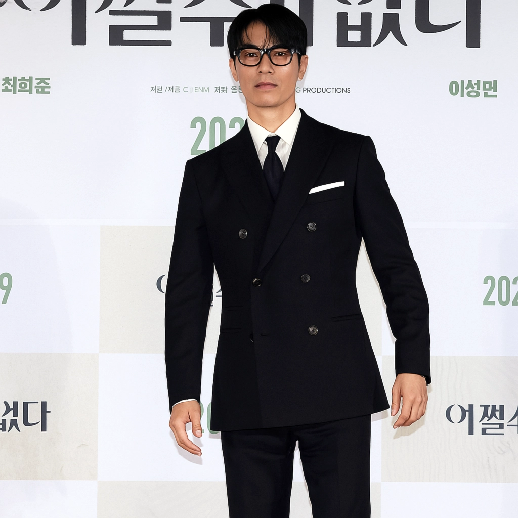 No-Other-Choice-Press-Conference-Cha-Seung-Won-Black-Suit.webp